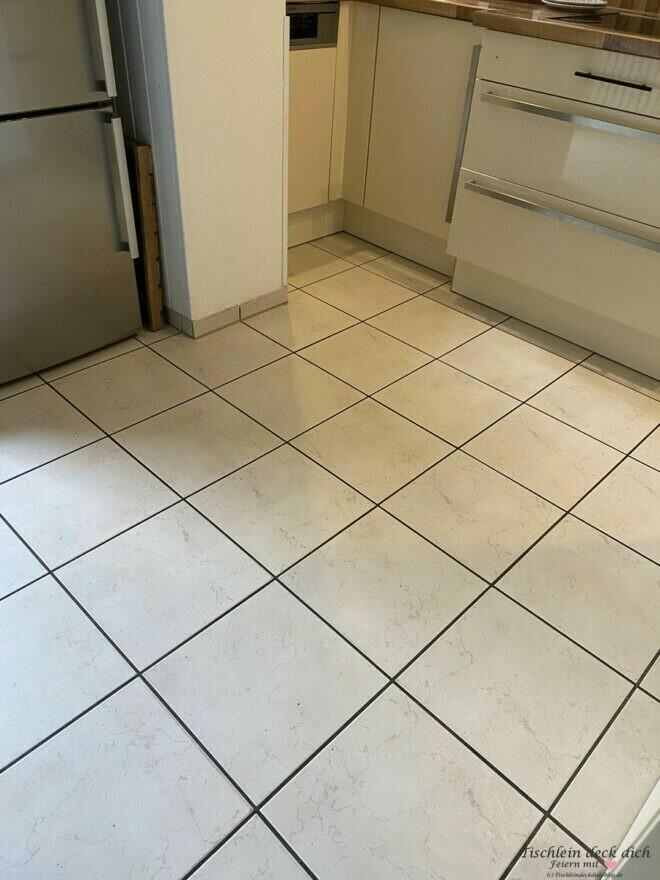 alter Fliesenboden vor der Renovierung
