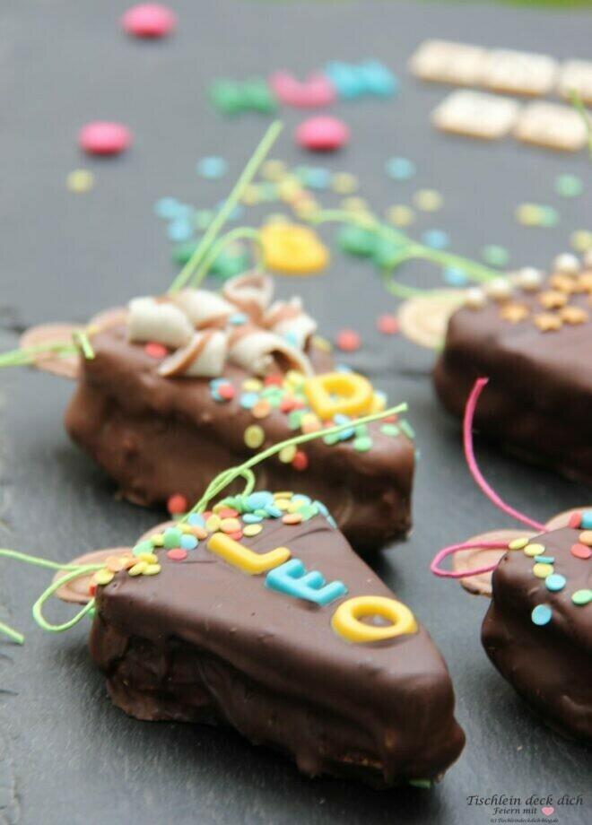 Kleine Schultüten für das Einschulungsfest backen