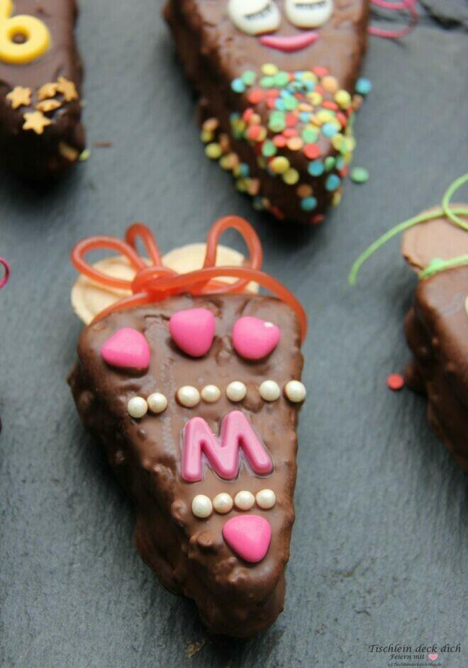 Kuchen-Schultüte mit Schokolade und bunten Herzen