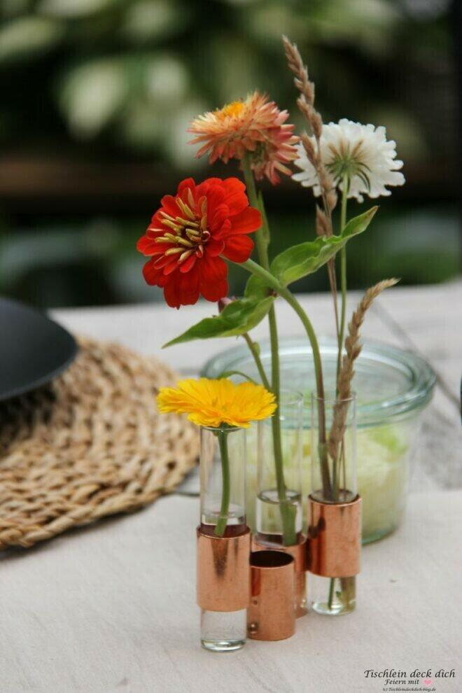 Blumendeko mit Kupfermuffen
