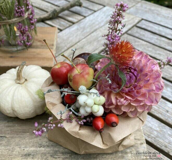 Blumengesteck herbstlich mit Zierapfel und Co.