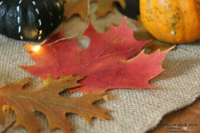 buntes Laub fuer eine herbstliche Tischdeko