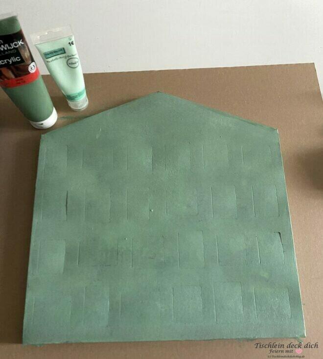 Adventskalender bemalen mit grüner Farbe 