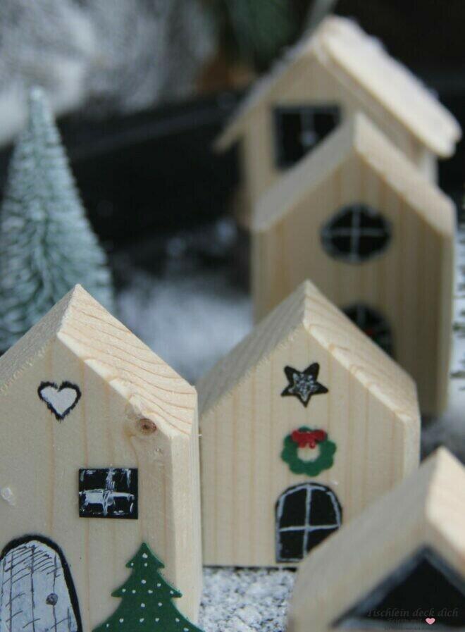 Mini-Holzhäuser verzieren für Weihnachten