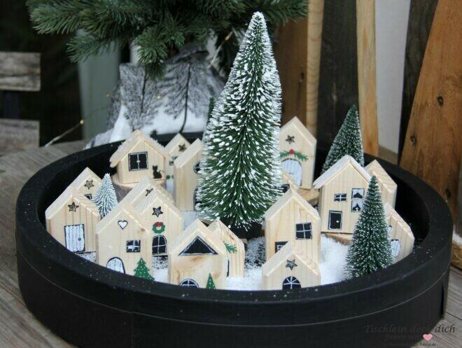 Adventskalenderdorf aus Holzhäuschen