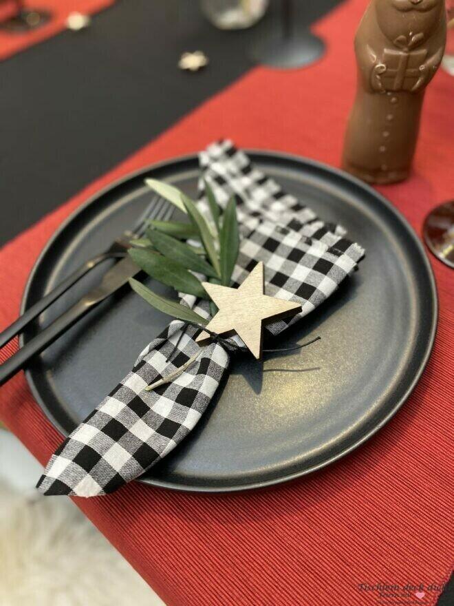 schwarz weiß karierte Serviette für die Tischdekoration zum Nikolaus