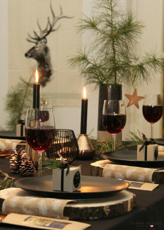Tischdekoidee für Weihnachten in schwarz