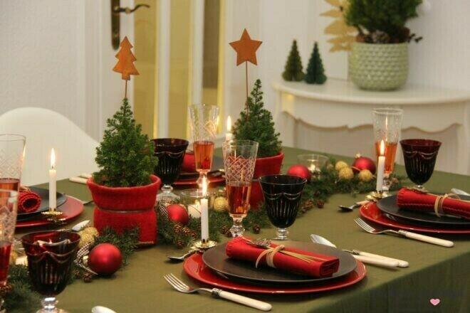 traditionelle Tischdeko für Weihnachten in rot grün