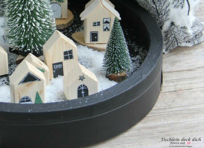 schwarzes Holztablett gestalten für Weihnachtsdorf mit Miniatur Holzhäuschen