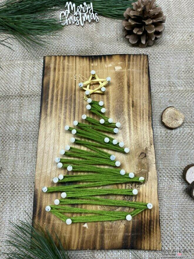 Weihnachtsdeko basteln - Nagelbild Tannenbaum