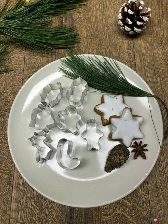 Weihnachtsdeko basteln mit Plätzchen Ausstechern