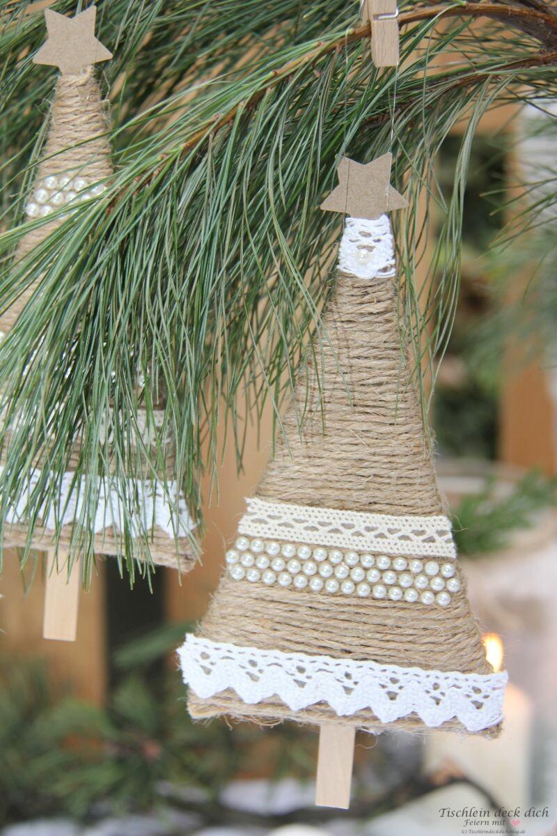 Kleine Geschenke und bunte Weihnachtsdeko auf rustikalem Holz