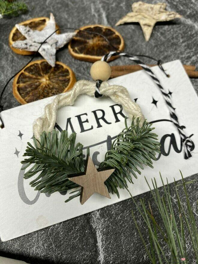 Weihnachtsgeschenke natürlich verpackt