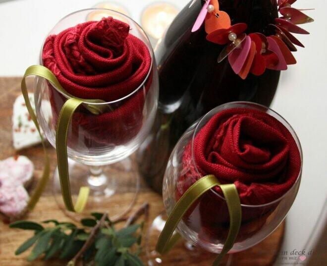 Serviettendekoration für den Valentinstag