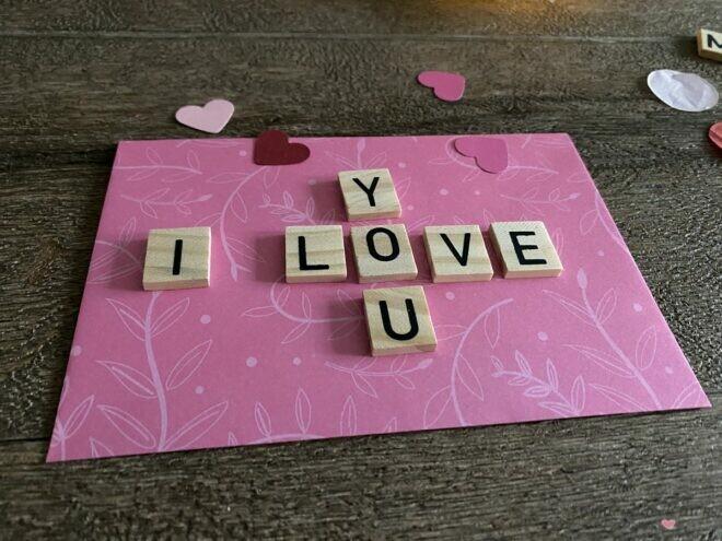 Liebesbotschaft mit Scrabbelbuchstaben