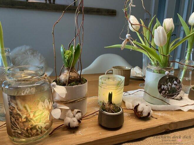 tolle Frühlingsdekoration auf einem langen Holzbrett arrangiert