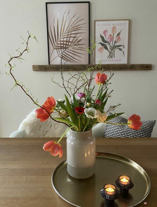 frühlingshafter Blumenstrauß mit Tulpen