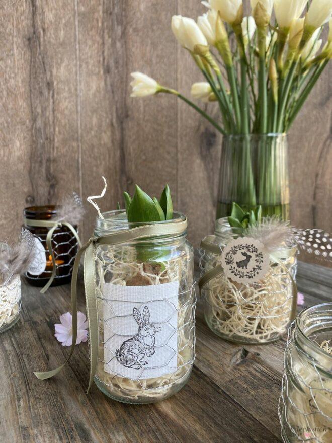 Osterhasen stempeln auf Canvaspapier zum Verzieren von leeren Gläsern