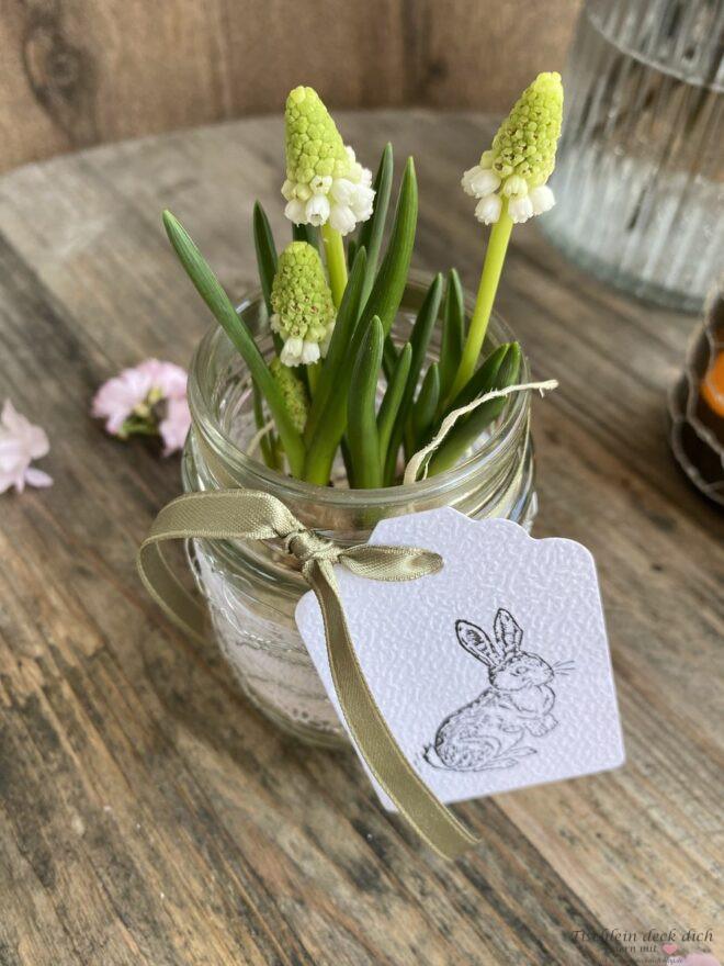 österliche Blumendeko im Glas mit Stempel Hase