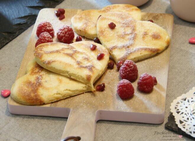 Leckere Pfannkuchen in Herzform