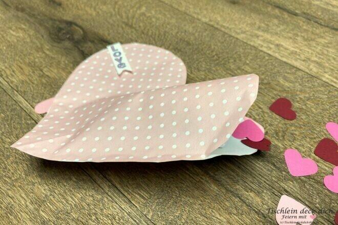kleine Geschenktüte selber basteln in Herzform