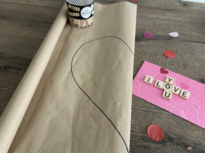 Herz basteln aus Packpapier zum Valentinstag