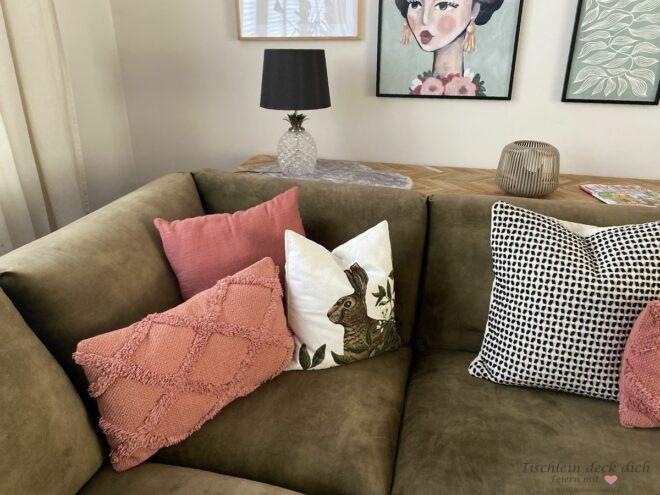 Osterdeko daheim, Kissen mit Osterhasen Print auf grünem Sofa