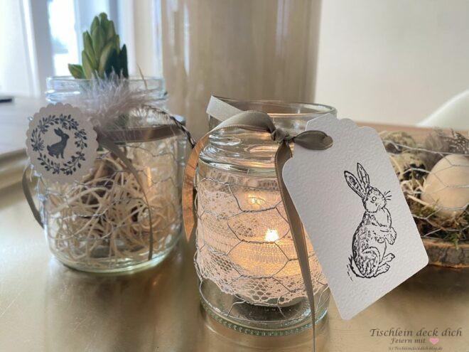 Osterdeko daheim, dekorierte Gläser mit Hasendraht und Spitze
