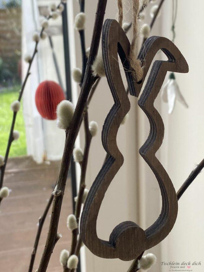 Osterdeko daheim Holzhase am Strauch