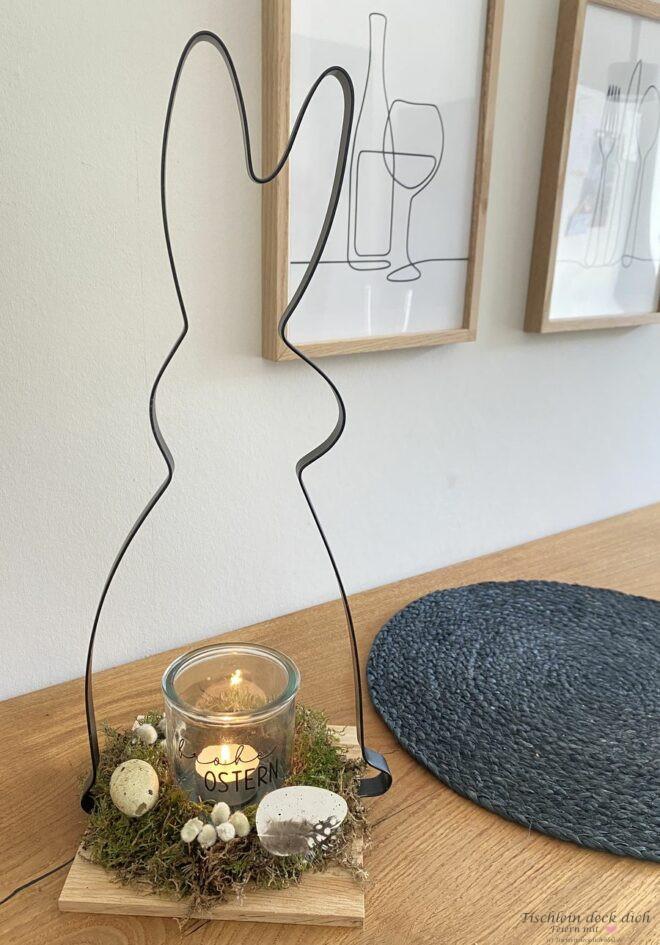 Meine Osterdeko daheim ein Osterhase aus Eisen auf einem Brett aus Klötzchen dekoriert mit Moos und Federn