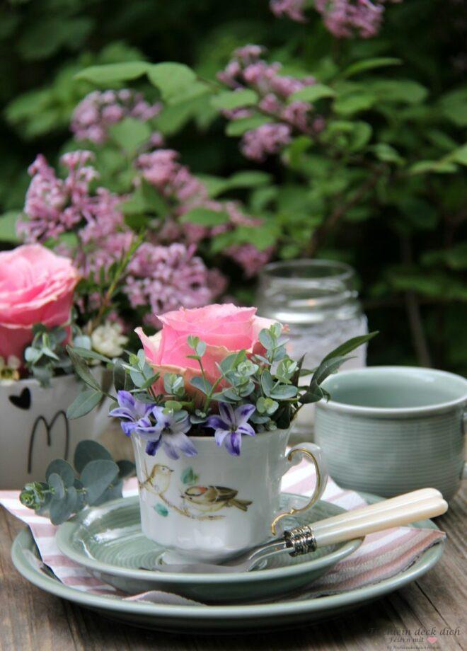 Blumendeko zum Muttertag in der Kaffeetasse