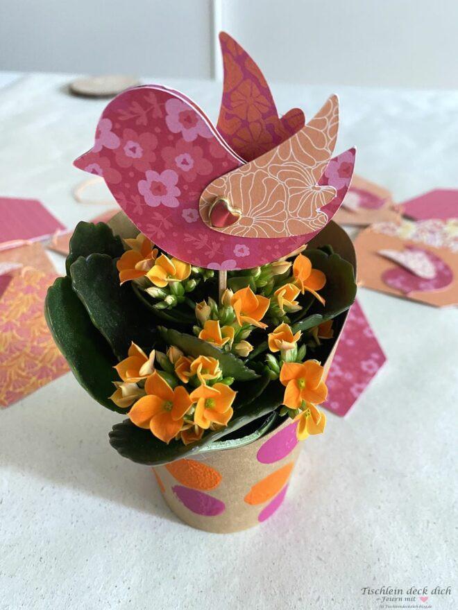 pink und oranger Vogel aus buntem Papier im Blumentopf