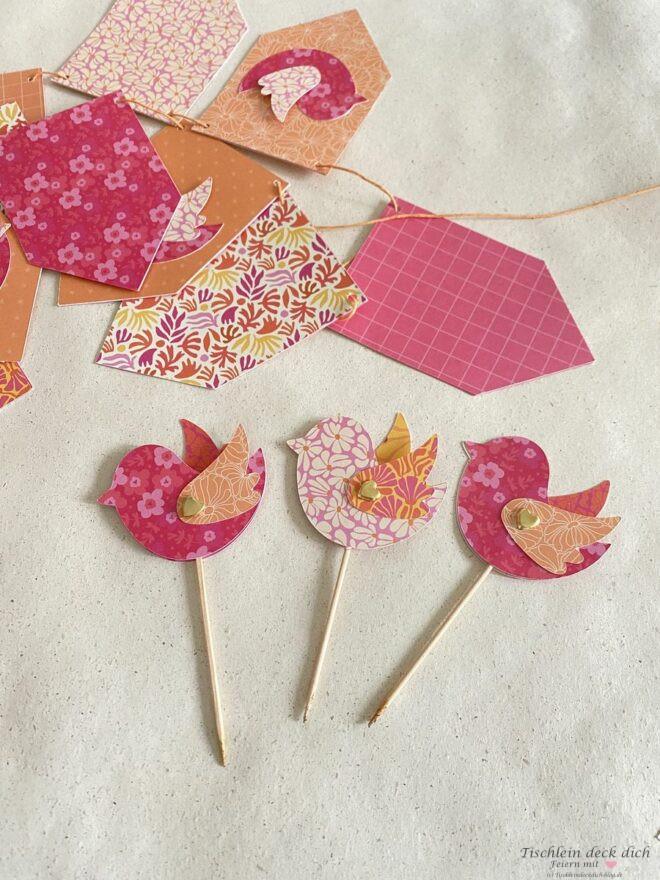 Wimpelgirlande und Vögel aus buntem Papier in pink und orange geblümt