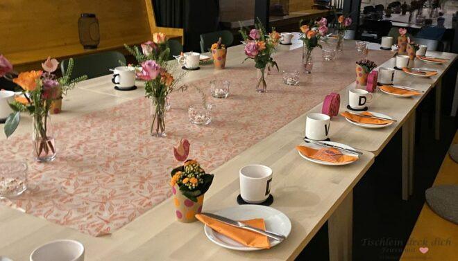 Tischdekoration zum runden Geburtstag am großen Tisch
