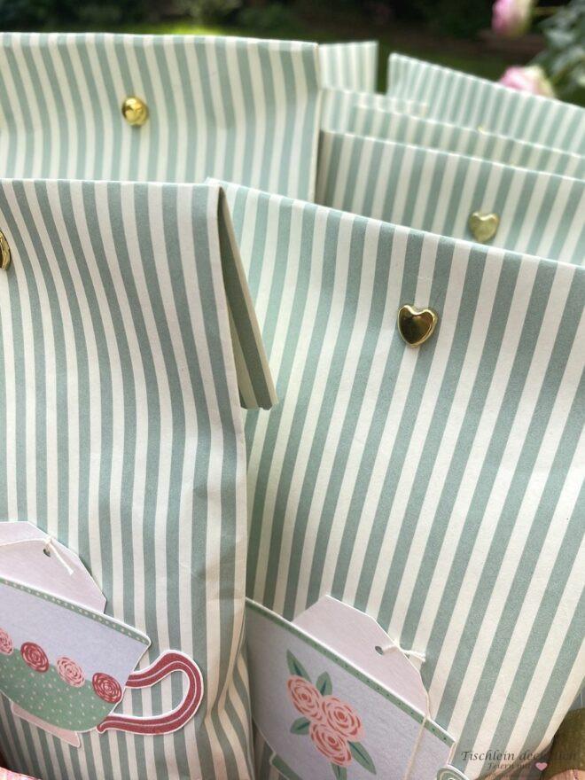 Gastgeschenktüten in grün-weiß gestreift mit goldenem Herzchen Verschluss