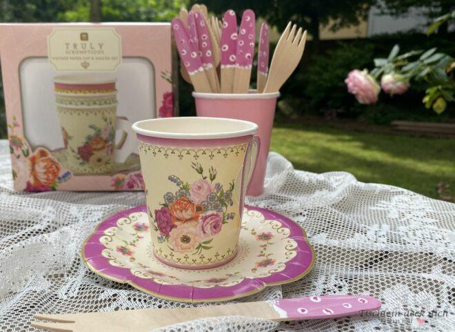 Pappgeschirr zum Picknicken im romantischen Vintage Style auf Spitzentischdecke
