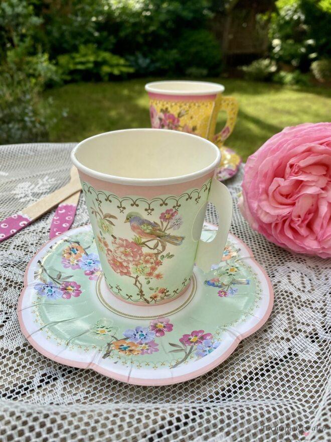 Party Geschirr aus Pappe für eine Afternoon Tea Party