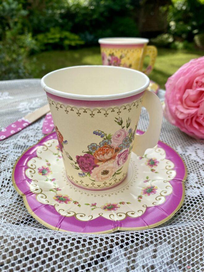Party Geschirr aus Pappe für eine Afternoon Tea Party
