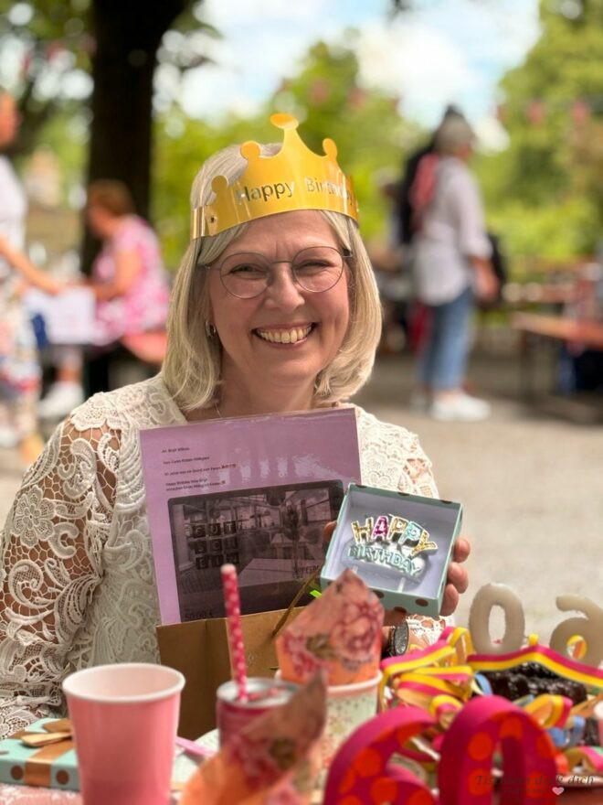 Geburtstagskind mit Krone im Parc de Taverny in Lüdinghausen