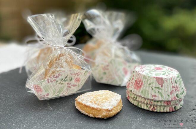 Verpackte Plätzchen in buntem Muffinförmchen und Cellophantüte