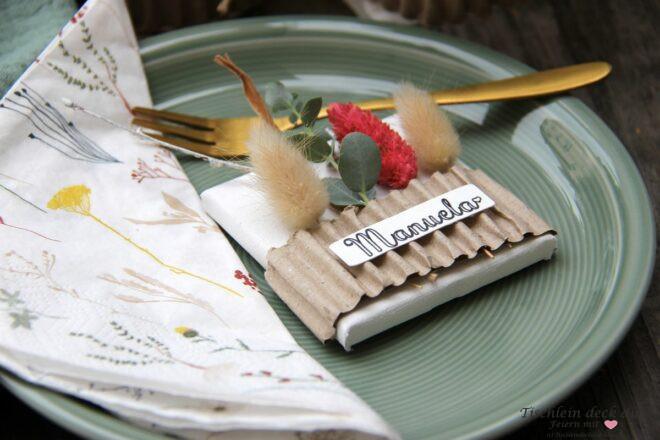 Tischkarten aus Wellpappe, Trockenblumen und Mini-Leinwand