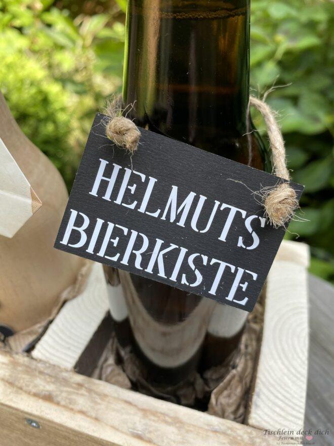 schwarzes Schild mit weißer Schrift Helmuts Bierkiste