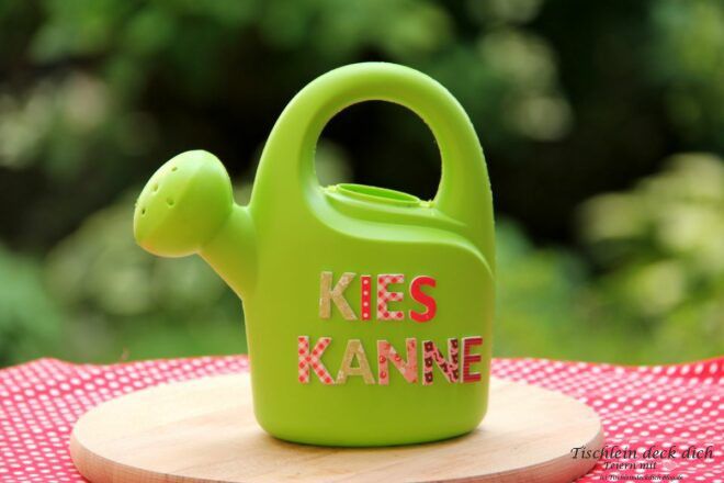 grüne Kindergießkanne für Geldgeschenk Kieskanne