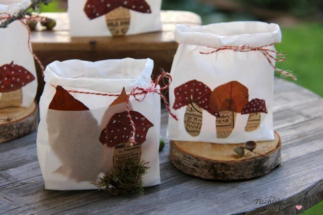 Butterbrottüten beklebt mit Fliegenpilzen aus Buchseiten und getrocknetem Laub