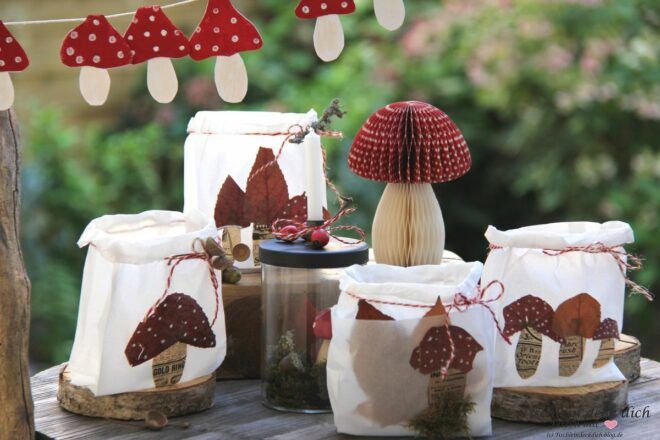Butterbrottüten beklebt mit Fliegenpilzen aus Buchseiten und getrocknetem Laub