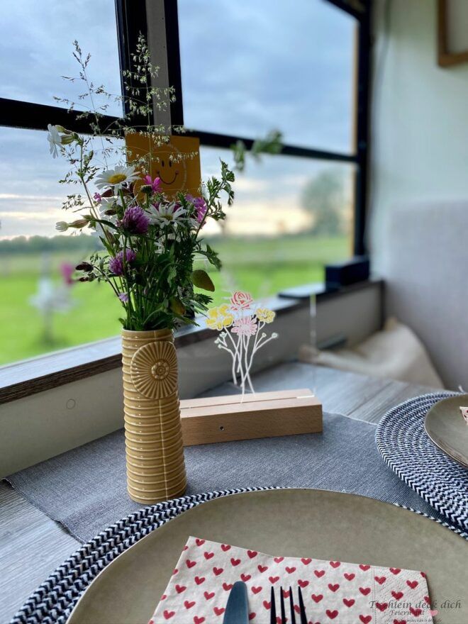 Skoolie unterwegs mit Tischdeko