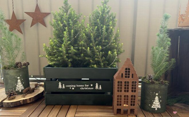 weihnachtliche Balkondeko mit Rostelementen