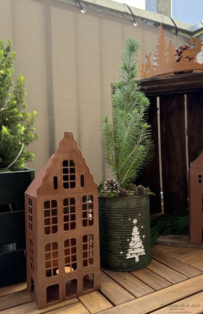 weihnachtliche Balkondekoration mit Rosthäusern