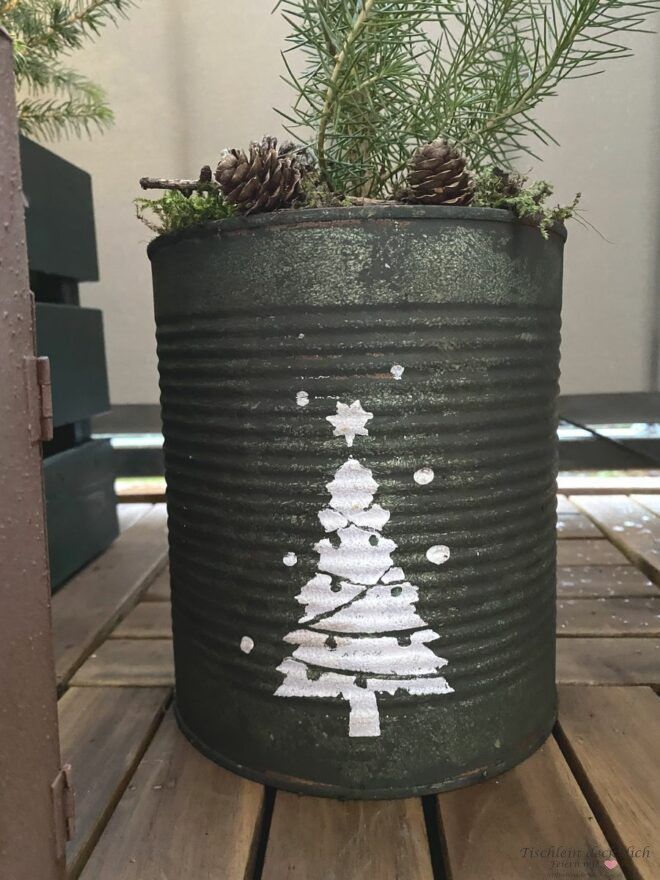 Upcyclingidee für große Konservendose, grün mit Tannenbaum
