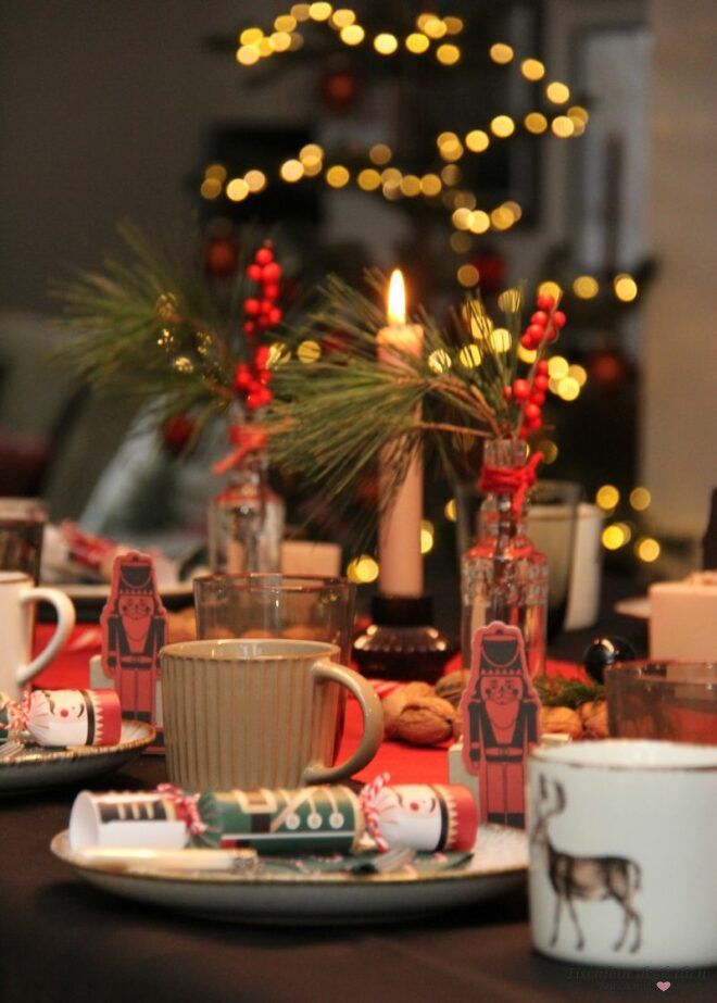 weihnachtliche Tischdekoidee mit Nussknackern